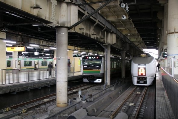 時折近距離の普通列車がのんびりと停車して発車していく在来線ホーム