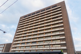 勤務中に『アダルトビデオ』鑑賞　市立中学校教諭(54)懲戒処分　黒板に「性的メッセージ」も写す…