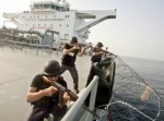 緊迫の銃撃戦！　海賊との抗争を捉えた大迫力動画！