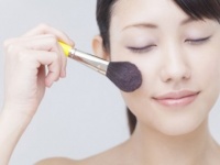 カラーアナリストが教える！　「チークの色」で変わる印象術