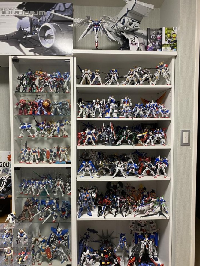 同上。棚には、組み立てられた「ガンプラ」が並んでいる