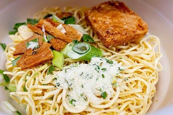 先入れの袋を麺の上に開けた状態