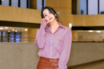 TWICE チェヨン　エアポートルックで空港に登場！　エトロ銀座本店ではチェヨン直筆サイン入りフォトカードプレゼント！！