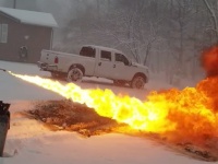 アメリカ冬の風物詩、なのか？雪を解かすため、自作の高火力な火炎放射器をぶっ放つヤツがまた現れた。