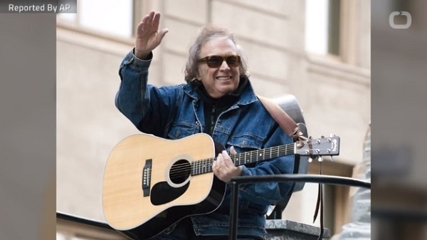 50歳差!?74歳の歌手ドン・マクリーンが24歳女性と交際中