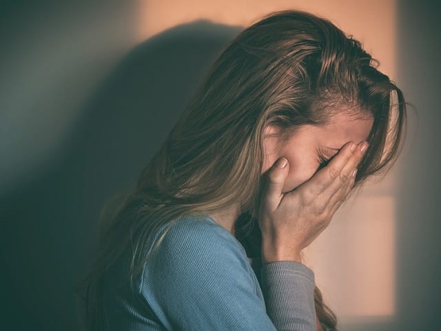 泣いている女性