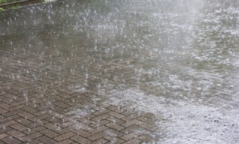 「突然の大雨でずぶ濡れになってしまった高校生の私。そのままバスに乗ると、運転手がマイクを通して...」（愛知県・60代女性）