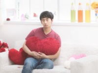ざわざわ……元カノからのプレゼントを捨てない男性⇒●％