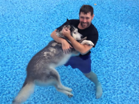 高齢で歩くのが困難になった愛犬の為、プールでのリハビリを開始した飼い主。続けているうちにうれしい変化が！