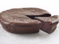 【丸の内手土産】カカオの風味が広がる大人のチョコレートケーキ。しっとり上品な味わいの「マダレナ　ショコラタ」