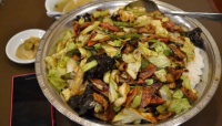 こんもり山盛りで1.6kg!アツアツでウマい、東京・東銀座「蘭州」の特大回肉鍋丼