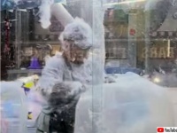 蜘蛛の巣？雪景色？綿菓子屋の店員が大変なことになっている件
