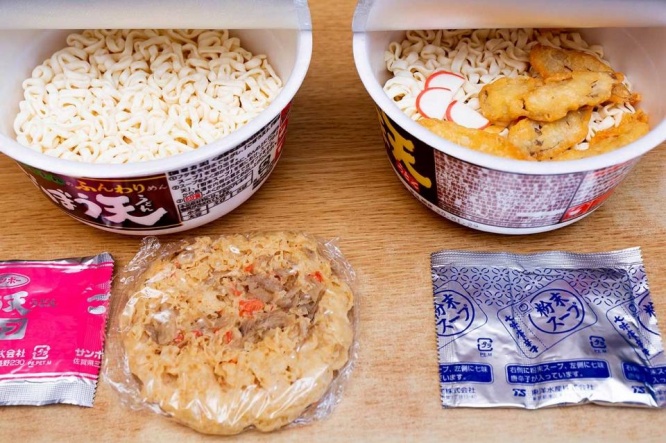 内容物の違い（左：サンポー食品、右：東洋水産）