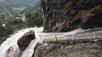 生きて帰れる気がしない！増水した滝の水が大量に流れ込む、断崖絶壁にある道（ネパール）