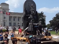 アーカンソー州の州議会議事堂前で悪魔教会が集会。悪魔像「バフォメット」が持ち運ばれる（アメリカ）