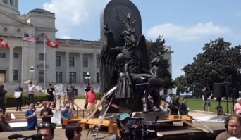 アーカンソー州の州議会議事堂前で悪魔教会が集会。悪魔像「バフォメット」が持ち運ばれる（アメリカ）
