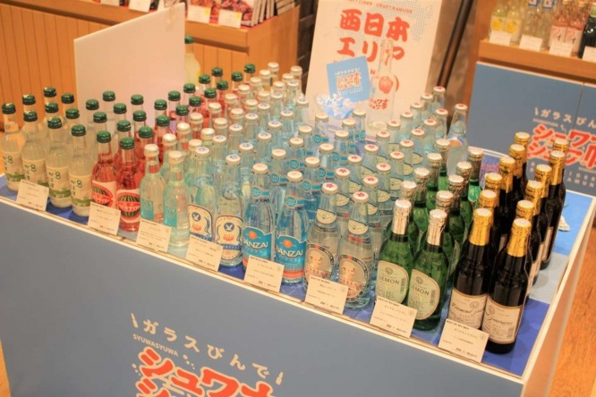 ガラスびんならではの重厚感やデザイン性もおいしく感じる魅力の一つだ