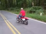 罰ゲームかよ！　バイクで走行中に起こったハプニングの結果…