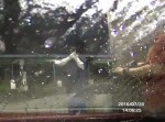 “銃ｖｓ高圧洗浄機”　深夜の洗車場でまさかのバトル！
