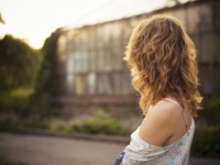 無意識に溢れるフェロモン。アピってないのに男子が「色気を感じる女子」4パターン