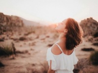 媚びない女はモテる？　媚びない女性の特徴5つ