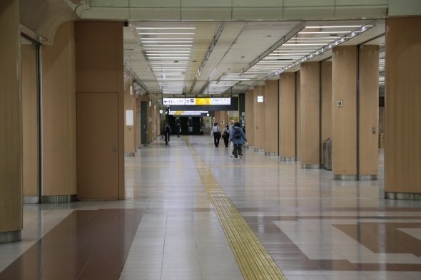 大宮側から見たコンコース。200～300メートルはあろうかという奥行きに、駅を支える柱が無機質に並ぶ様子が目立つ