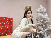 こじはる、見えちゃう……！　ミニスカ＆トナカイ姿を披露。「世界一可愛い」「超ウルトラキュート」「朝から幸せ」の声