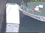 危機一髪！　海に沈む寸前のトラックを船が救出！