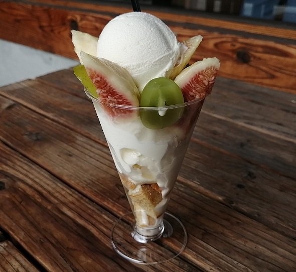 地元産イチジクのソフトクリームパフェ　長船ふれあい物産館【公式】（＠osafune_sword）のツイートより