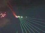 レーザーに花火！　色鮮やかな光を撒き散らしながら舞う航空ショーがすごい。
