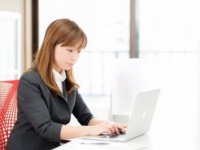 こっそり女性に聞いてみた！　生理のときの「ナプキン交換頻度」は1日何回？⇒「2位　6～7回」、1位は？