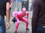 【海外の江頭！？】謎のピンク男の行動が頭おかしいｗｗ