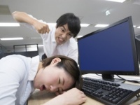 ●●なら一発で目覚める！　女子が仕事中にやっている眠気撃退法5つ
