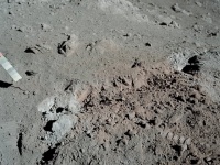 月の地表　画像は「Wikipedia」より引用
