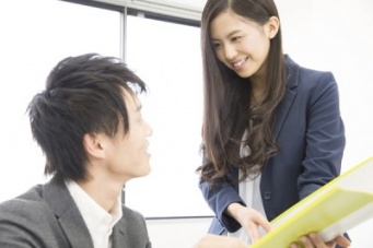 毎日、仕事に行くのが楽しくなる！　男性が、ついかわいがりたくなる後輩社員の特徴4つ！