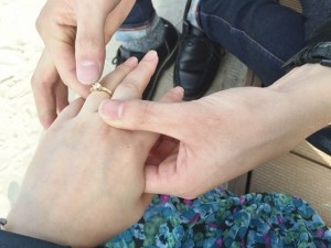 女性に指輪をはめる男性