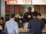 もしもＮＢＡのスター選手“レブロン・ジェームズ”がピザ屋で働いていたら？