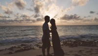 女子大生が選ぶ、理想のプロポーズのシチュエーション5選「ハワイの夕暮れの浜辺で……」