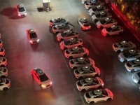自動運転のロボタクシーが深夜、混雑した駐車場でクラクションを鳴らし合い騒音問題が発生
