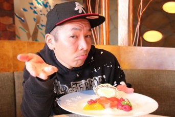 【ツートンカラー上田のメンズのための夢の国男塾！】「男ならクリスマスの豪華な食事をしてテラスから優雅にパークをのぞいちゃう！」の巻