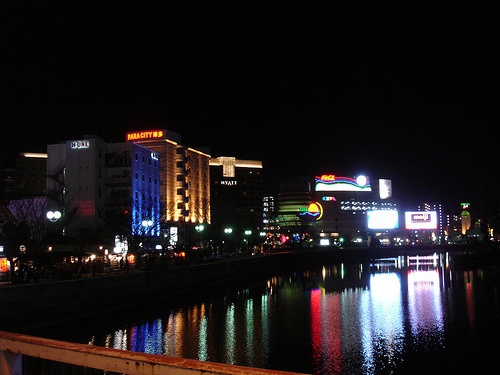 福岡市内夜景（inunamiさん撮影、Flickrより）