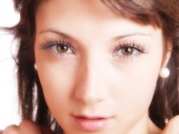 女子的にはカワイイんだけど……。男性は、眉毛が完全に見える、ザックリ短め前髪女子は好き？