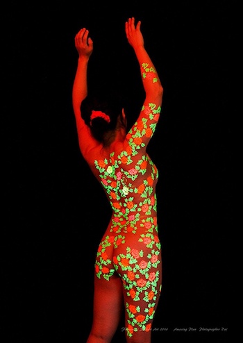 蛍光緊縛に蛍光ボディペイント 女性の身体で彩る幻想的な 蛍光アート の世界 デイリーニュースオンライン