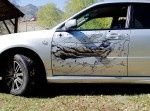 トラックにぶつけられた愛車の傷を利用したアート！？