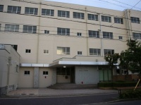 名古屋市千種区高見小学校（円周率3パーセントさん撮影、Wikimedia Commonsより）