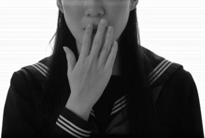 凍えた手を温めていると...（画像はイメージ）