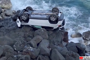 断崖から18m下に転落した車のドライバーが奇跡の生還