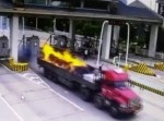 中国で積み荷が炎上してる状態で走るトラックが…
