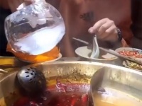 氷を入れてついたらパカッ！鍋に浮いた油を氷を使って取る方法【ライフハック】