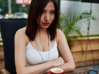 ねぇ、誰と連絡してるの？　デート中に、男性がスマホを持ってトイレに行ったときに思うこと3つ！